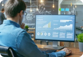 Um colaborador observando um dashboard na tela do computador